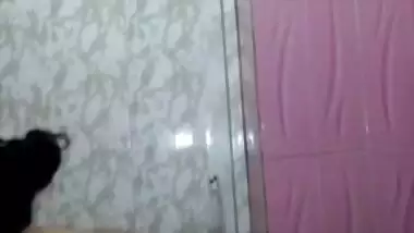 Curvy chubby desi aunty bathing video self shoot mobile video