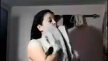 Hidden cam showing mature nude hindi aunty