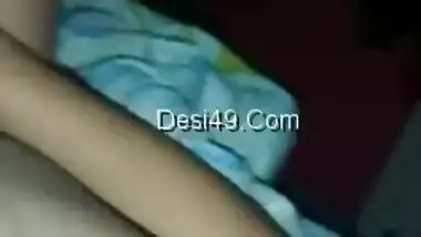Indian chick records video for BF in which she acts like porn diva