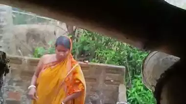 Village neighbor bhabhi outdoor nude bath