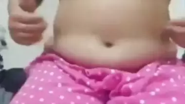 Bigbooby Desi wife oiling own boobs