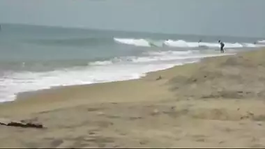 Desi sex of Indian bhabi showing boobs on sea beach
