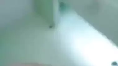 Desi cute girl fing her pussy