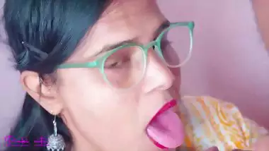 Pinki gives an Indian blowjob to her boss and drinks cum