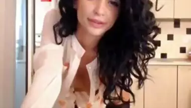 Indian babe plays and squirts on cam