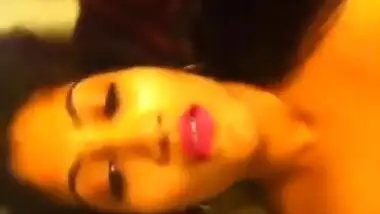 Desi porn clips of sexy Bengaluru gal recording solo desi chudai!