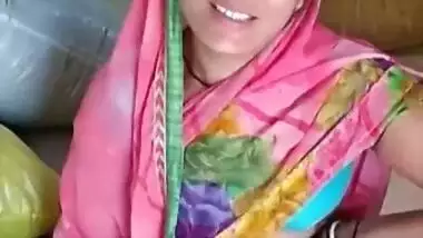Aunty navel while sitting