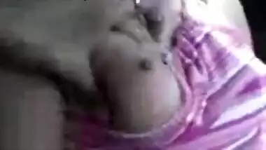 Sexy babe from Goa exposing her boobs in the car