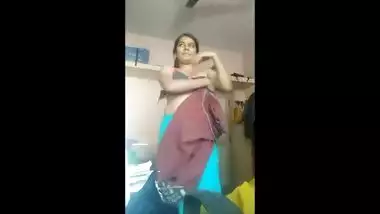 Sexy desi bhabhi showing boobin saree