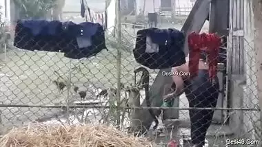 Today Exclusive- Hot Look Desi Bhabi Out Door Bathing