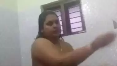 Man set the camera to film big beautiful Desi woman and her XXX tits