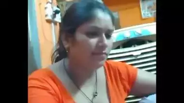 Hot housewife bhabhi Janaki Hot milky cleavage show in saree
