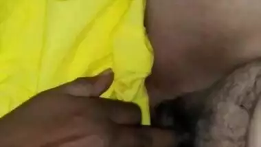Desi Villlage bhabhi pussy fignering by hubby