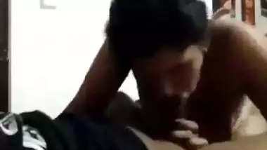 Cheating lady sucks her lover’s dick in a Tamil sex video