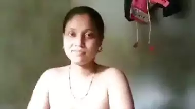 Cheating dehati hottie making her naked selfie in a bathroom