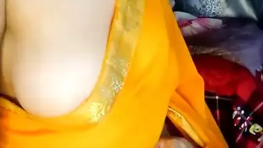 Sexy Aunty Showing her big juicy boobs seducing