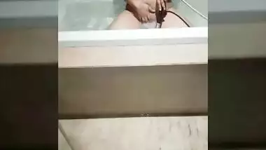 Ravina fingering in bathtub
