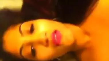 Sexy NRI babe from London records masturbation for Indian bf