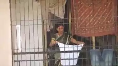 Real desi aunty bhabhi saree hip boob hot show