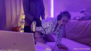 ????????The stepson sweetly fucked a wet, insatiable stepmom for interfering in a video game stream