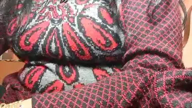 Sexy Desi Bhabhi shows her cute boobs