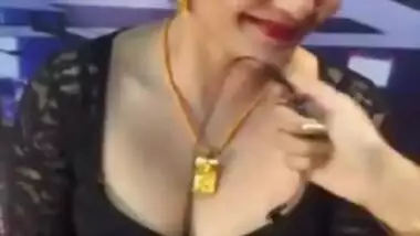 Kamalini mukherjee deep cleavage show intentionally