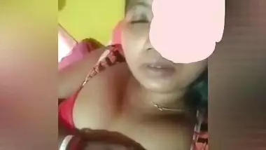 Indian babe is proud of XXX boobs so she exposes them and licks nipple
