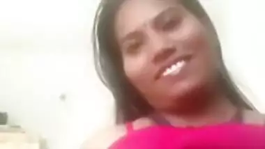 Desi XXX charmer in pink top makes an MMS video of her naked breasts