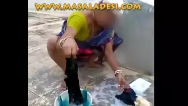 Desi Aunty Washing Clothes and flashing pussy in Saree