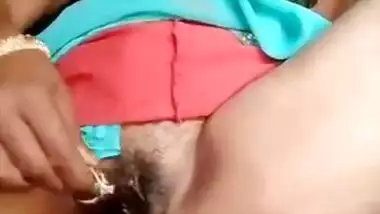 Desi village aunty fing her nice pussy