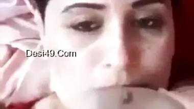 Today Exclusive- Desi Paki Bhabhi Showing Her Boobs And Pussy