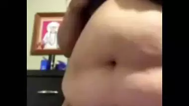 BBW desi nude applying body lotion viral video call