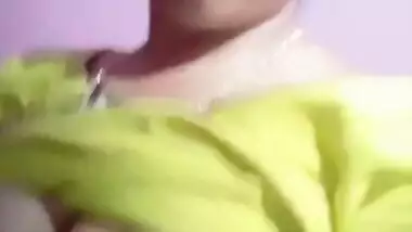 Desi sexy bhabi shwo her boobs