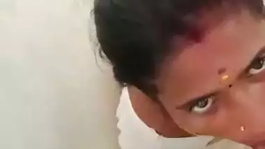 Cheating wife gives an outdoors Tamil blowjob to her BF