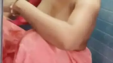 Desi cute bhabi show her boobs on bath time