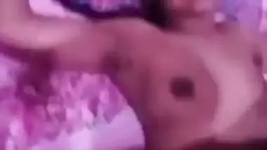 Bihari Desi XXX babe gives a nice blowjob to her father’s friend MMS
