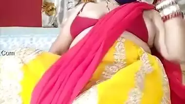 Today Exclusive- Super Horny Desi Bhabhi Shows Boobs And Pussy