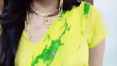 Hot marathi gilr sexy navel in yellow saree and belly chain