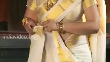 Beautiful Kerala Hindu woman shows how to wear Saree