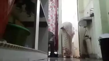 Indian house wife cleaning her home and showing boobs and pussy in saare