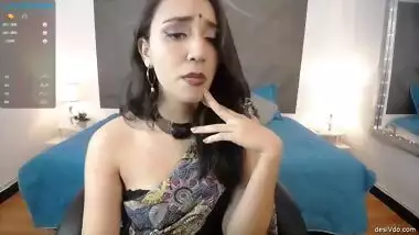 Sexy NRI babe in saree showing her assets