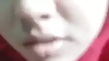 Hijab girl opens bra and round boobs show on cam