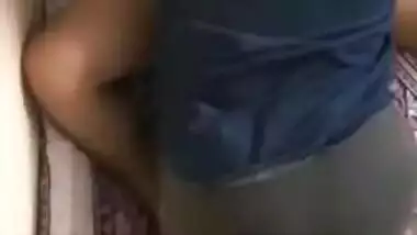 Amateur XXX video where clothed Indian chick gives guy blowjob