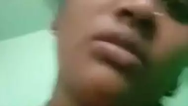 South Indian wife cheats on hubby and gives Desi dude XXX handjob