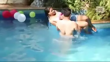 Bihari bhabhi outdoor romance in swimming pool
