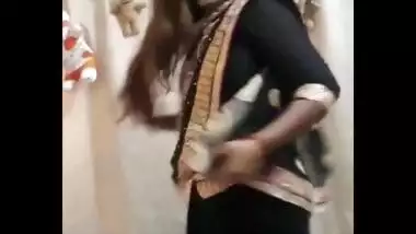 Hot mumbai housewife bhabhi roma milky cleavage bubbly navel show