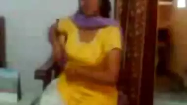 Indian sex video of an Indian aunty showing her big boobs