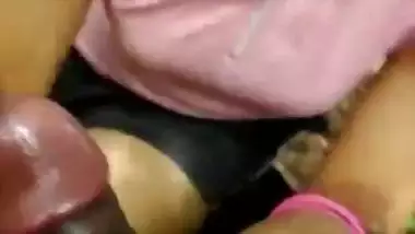 Bangla babe sucks her lover’s dick in an outdoor sex video