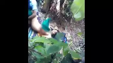 Newly wed pair have a fun outdoor sex on their honeymoon