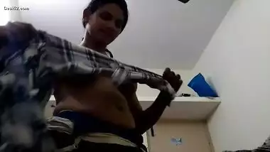 Desi Famous Bank Employee personal videos -9